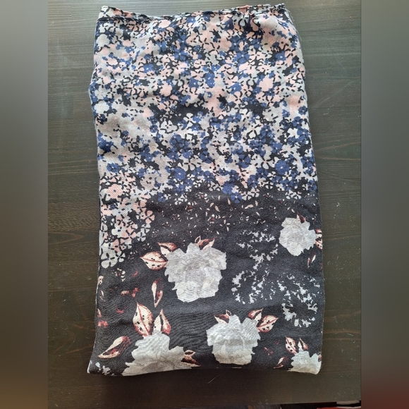 🖤 2 for 25$ NWT Huge scarf with floral design - Picture 1 of 2